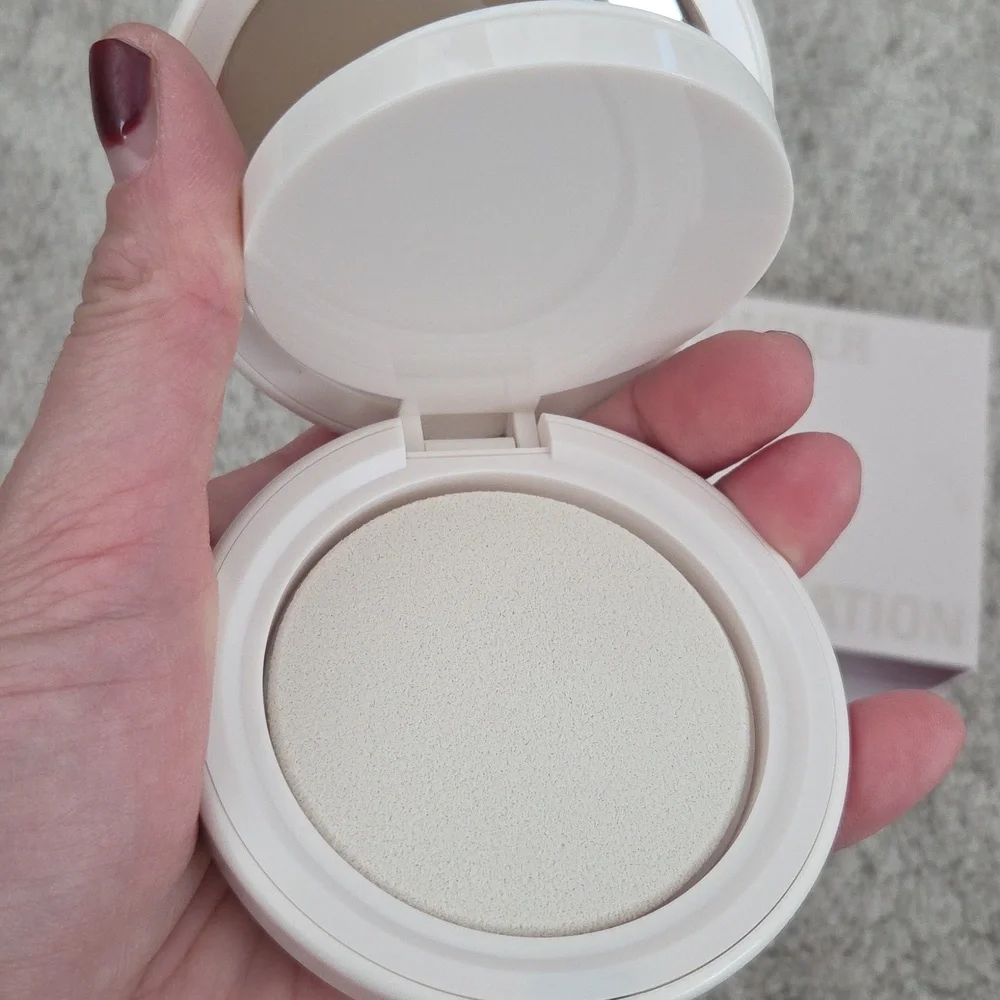 Kylie Cosmetics Natural Blur Powder Foundation - 3N - Picture 5 of 9